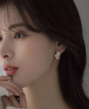 2024 New Personality Fashion Butterfly Golden Earrings Women Temperament Imitation Pearl Inlaid Rhinestones Shiny Earrings