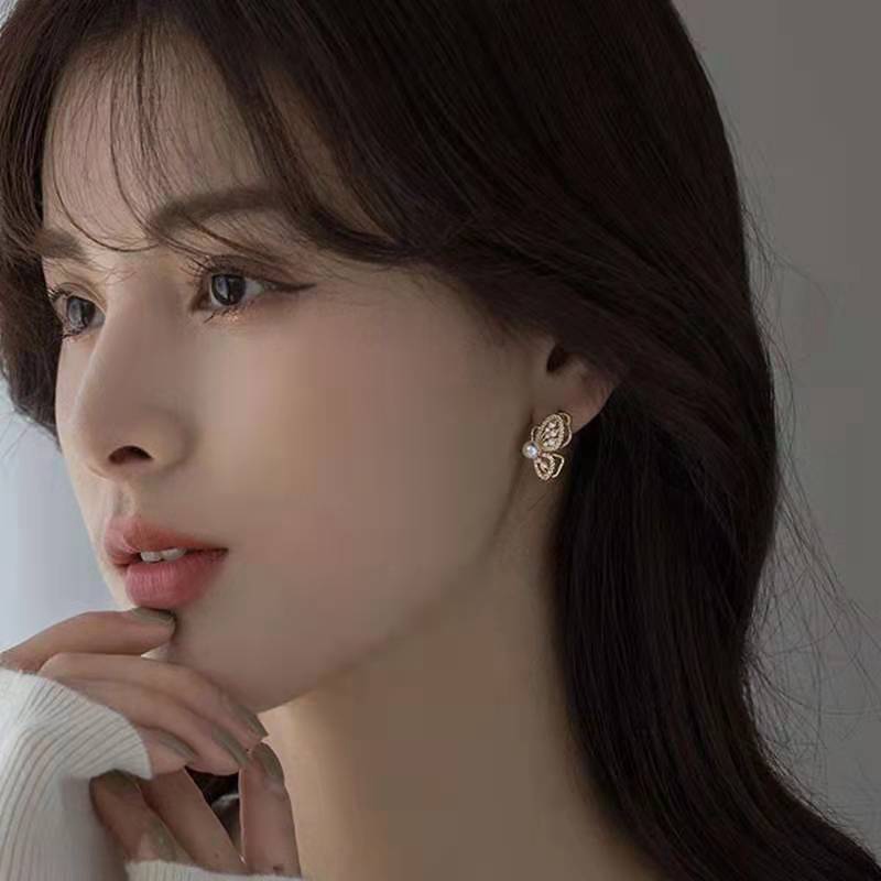 2024 New Personality Fashion Butterfly Golden Earrings Women Temperament Imitation Pearl Inlaid Rhinestones Shiny Earrings