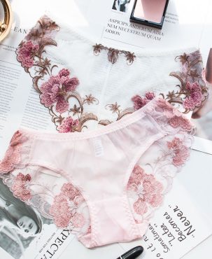 Fashion Sexy Lace Embroidery Underwear Transparent Cutout Low Waist Panties Cotton Stall Women's Briefs