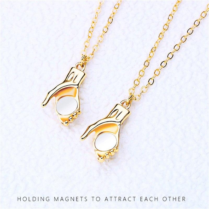 2Pcs Hold Hands Magnetic Couple Necklace Lovers Hand in Hand Pendant Necklace for Women Men Fashion Jewelry Gift 2024 Trend - 图片 5