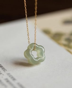 Natural Vintage Hetian Jade Necklace Plum Blossom Pendant Luxury Hollow Clavicle Chain Fashion Temperament Jewellery Accessories