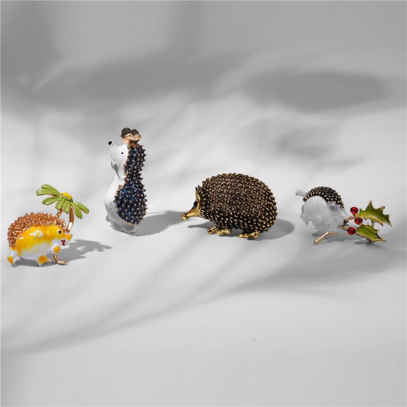 Cute Hedgehog Brooch Fashion Daisy Brooches For Women Animal Jewelry Funny Winter Design
