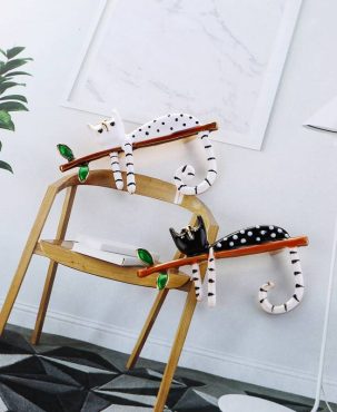 Lazy Cat Sitting On The Tree Brooches For Women And Men Bouquet Pin New Fashion Jewelry