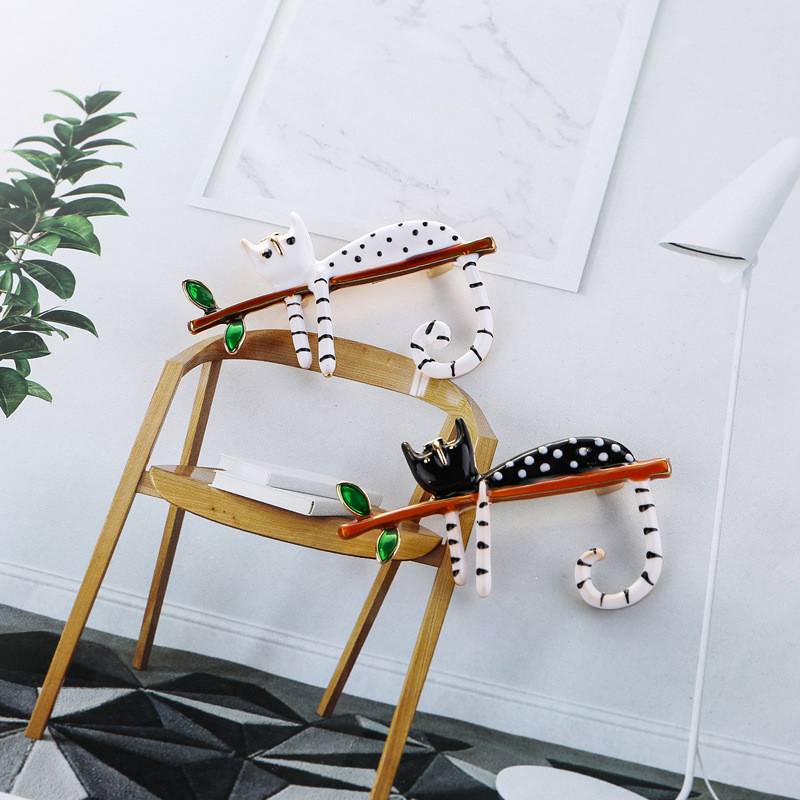 Lazy Cat Sitting On The Tree Brooches For Women And Men Bouquet Pin New Fashion Jewelry