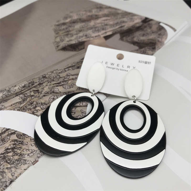 Black and White Contrast Color Oval Dangle Earrings Versatile Vacation Beach Big Earrings - 图片 11