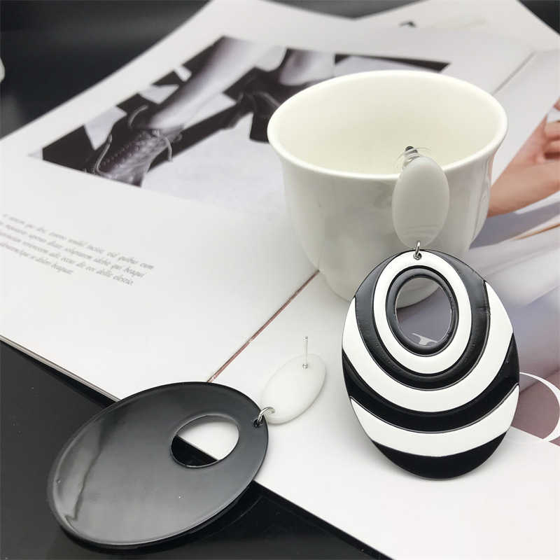 Black and White Contrast Color Oval Dangle Earrings Versatile Vacation Beach Big Earrings - 图片 6