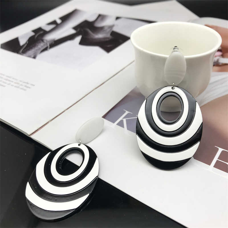 Black and White Contrast Color Oval Dangle Earrings Versatile Vacation Beach Big Earrings - 图片 9