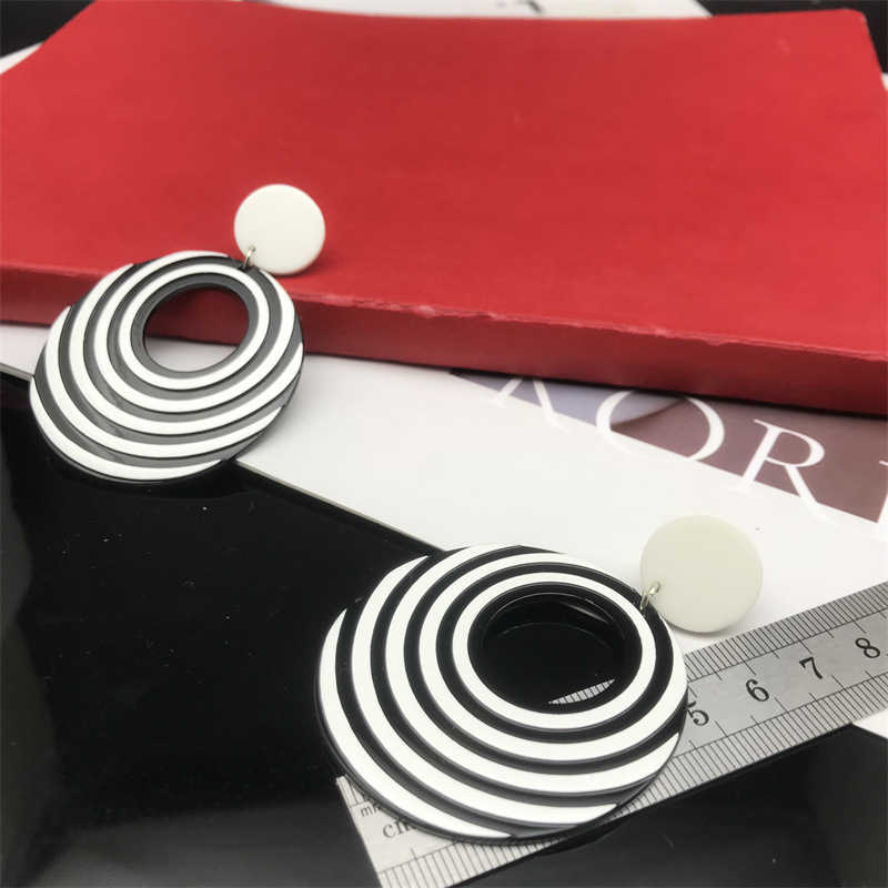 Black and White Contrast Color Oval Dangle Earrings Versatile Vacation Beach Big Earrings - 图片 3